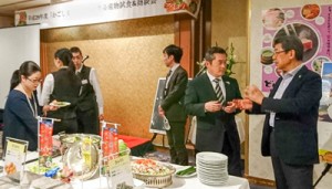 食材について意見交換した試食＆商談会＝７日、東京・銀座