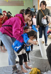 多くの親子連れでにぎわったわれんきゃフェスタ＝１２日、伊仙町伊仙