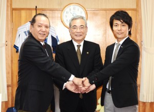 ２協定を締結した浜野代表取締役（写真右）と福山校長（同左）＝２８日、奄美市役所