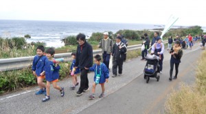 海岸沿いのトレイルコースを歩く参加者＝２日、和泊町