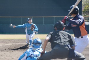 熱戦を繰り広げた大和高田クラブ―ＪＸ―ＥＮＥＯＳの交流戦＝１８日、名瀬運動公園 市民球場