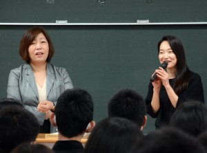 出張授業で自己紹介する（左から）林真理子さんと里アンナさん＝２３日、金久中