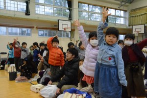 横断歩道の渡り方を練習する児童ら＝１１日、朝日小学校体育館