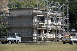 ノネコの一時収容施設への改修が進む旧県立大島工業高校の職員住宅＝１９日、奄美市名瀬