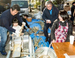 人気を集めた「サトウキビ搾り」コーナー