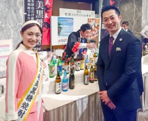 奄美黒糖焼酎を紹介するミス奄美黒糖焼酎の宮原加世子さん（左）と、応援に駆けつけたタレントの宮下純一さん。＝１月３１日、東京渋谷