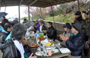 ボランティア清掃後に花見を楽しむあすなろ会のメンバーら＝４日、徳之島町亀津