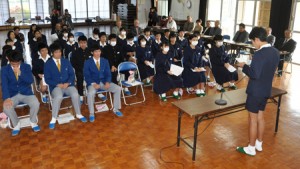 卒業を迎える集落の小中高校生を地域住民が祝福、激励した送る会＝１７日、和泊町