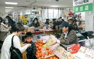 色鮮やかな旬のタンカンが顧客の人気を集めた売り場＝１０日、東武百貨店船橋店