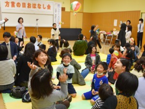 方言のわらべ歌遊びを楽しむ参加者ら＝１８日、県立奄美図書館
