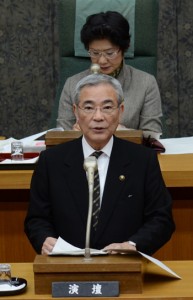 施政方針を発表する朝山奄美市長＝２３日、市議会本議場