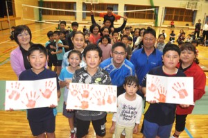 卒業を祝い、６年生の親子を対象に行われた田皆小伝統の手形記念式＝１６日、田皆中学校体育館