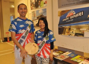 （右から）ＣＤを制作した加藤勲さんと、妻の里織さん＝２５日、奄美市
