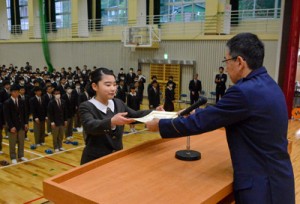 表彰状を受け取る平さん＝２２日、奄美高校