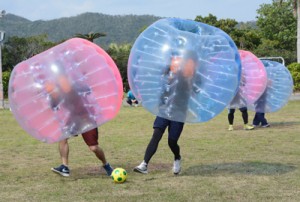 ２３チーム約１７０人がプレーを楽しんだバブルサッカー大会＝２４日、奄美市笠利町の奄美パーク