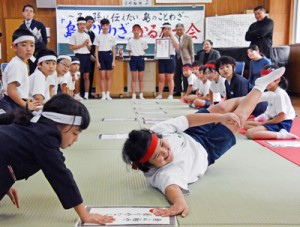 かるた大会を通して島口に親しんだ児童ら＝１６日、奄美市住用町の東城小学校