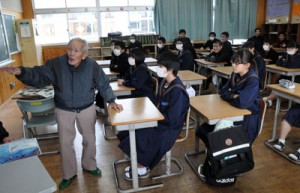 戦争体験を伝える向井さん（左）と講話を聞く生徒ら＝８日、天城町天城中学校