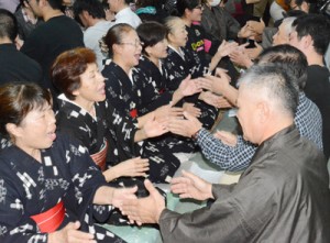 男女が向き合って唄掛けと手踊りを楽しんだ旧正月恒例の「節田マンカイ」＝１６日、奄美市笠利町節田