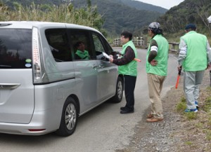 一般車両に乗り入れの自粛を呼び掛ける関係機関の職員ら＝１６日、奄美市名瀬知名瀬