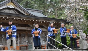 節分祭で豆をまく年男年女＝３日、奄美市名瀬の高千穂神社