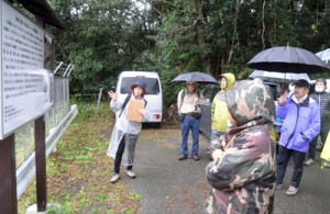 カムィヤキ陶器釜跡について解説する常さん（左）とツアー参加者ら＝３日、伊仙町阿三