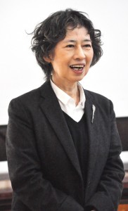 城ケ丘中学校で講演する河田真智子さん＝１４日、和泊町