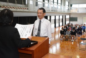 宮田校長（中央）の定年退職を祝った秋名小「サプライズ卒業式」＝２６日、龍郷町