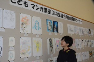 １１４点の漫画やイラストを展示している合同作品展＝２７日、奄美市名瀬の県立奄美図書館