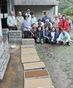 奄美黒糖焼酎用加工米の苗床作りを実施した秋幾農業創成塾生＝２１日、龍郷町秋名