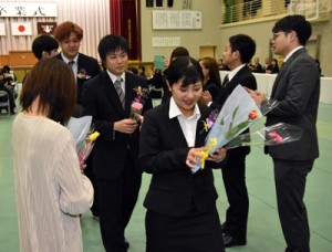 花束で祝福を受ける卒業生たち＝１日、奄美高校