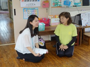 保育所で聞き取り調査をする学生＝１７年９月、大和村（提供写真）