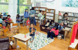 休校中の俵小学校図書室を活用してオープンした「島の図書館」＝２１日、瀬戸内町加計呂麻島