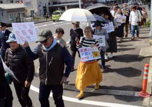 デモ行進を行う反原発集会の参加者＝１１日、奄美市名瀬