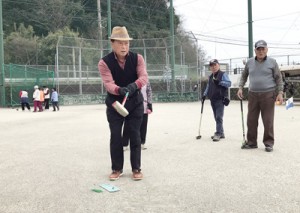 真剣な表情で練習に汗を流すメンバー（上）。鹿児島市チームを決めるくじ引きも楽しみの一つ＝１６日、鹿児島市