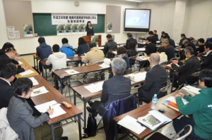 「奄美くろうさぎ留学」の実施に向けて開かれた先進地説明会。参加者が学校存続がもたらす波及効果について理解を深めた＝２月８日、奄美市名瀬の奄美文化センター