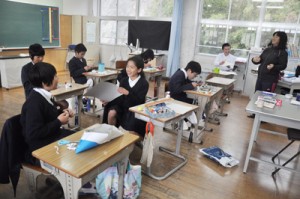 宇宙留学生８人を受け入れている茎南小学校。和気あいあいとした雰囲気で図工の授業を楽しむ子どもたち＝１月２４日、南種子町