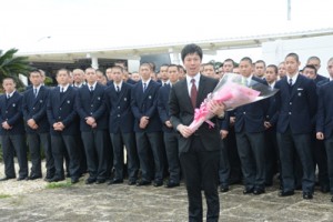 歓迎セレモニーであいさつする戸田部長（手前）＝２２日、奄美空港