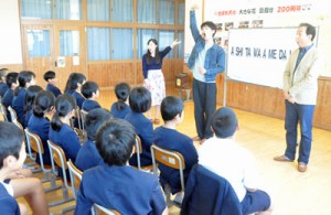 美しい日本語の話し方を指導した劇団四季の出前授業＝９日、伊仙町犬田布小学校