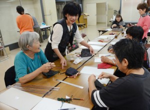 巾着作りに取り組む参加者＝２０日、奄美市名瀬