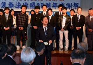 南海文化賞受賞祝賀会と奄美合気拳３５周年記念式典で、感謝の言葉を述べる三浦一広さん（中央）＝１０日、奄美市名瀬