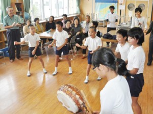 少子化や人口流出を背景に将来の学校存続が危ぶまれる奄美市内の小規模校。市は２０１８年度、９校を対象に里親留学制度をスタートさせる（資料写真）  