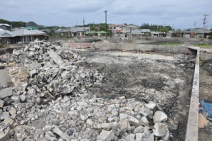 がれきが残ったままの火災現場＝２日、奄美市笠利町笠利