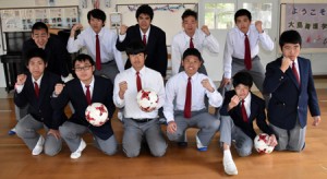 ２０１８鹿児島県特別支援学校サッカー大会チャンピオンシップで３位になった大島養護学校の生徒たち＝２月２８日、大島養護学校