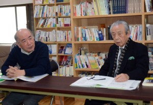 遺骨返還運動への取り組みについて説明する（右から）大津氏と原井氏＝３日、奄美市名瀬