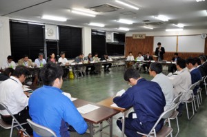 活動報告などがあった奄美群島希少野生生物保護対策協議会＝１５日、奄美市名瀬の県大島支庁