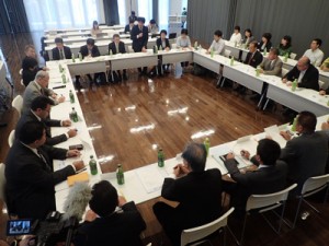 世界自然遺産登録に向けたスケジュールなどの報告があった地域連絡会議の会合＝２６日、那覇市