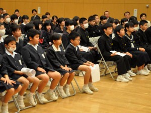 式典に出席した児童生徒ら＝１１日、徳之島町生涯学習センター