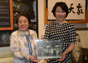 西郷菊次郎のひ孫（左）の島津さんと原田さん＝６日、龍郷町