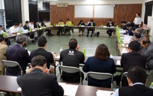 利用ルール実証実験の結果などが示された自然利用部会＝１５日、奄美市名瀬