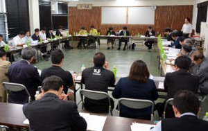 利用ルール実証実験の結果などが示された自然利用部会＝１５日、奄美市名瀬